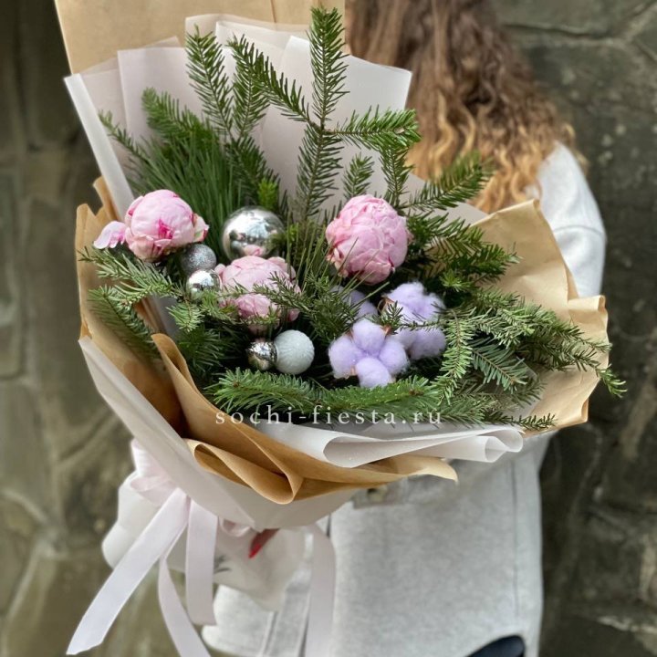 Новогодний букет с пионами  в Тольятти