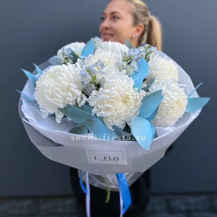 Букет хризантем Бигуди и дельфиниума  в Тольятти
