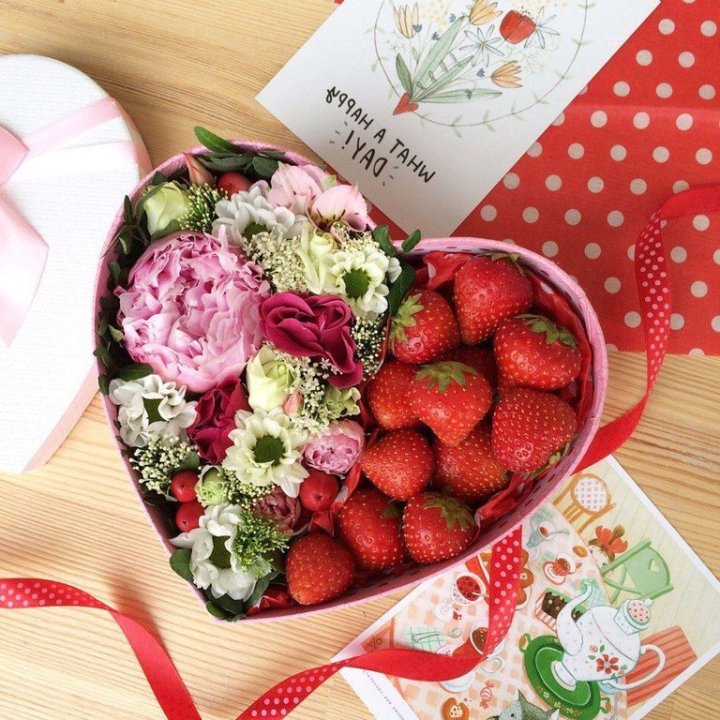 Бокс с клубникой и цветами в Тольятти
