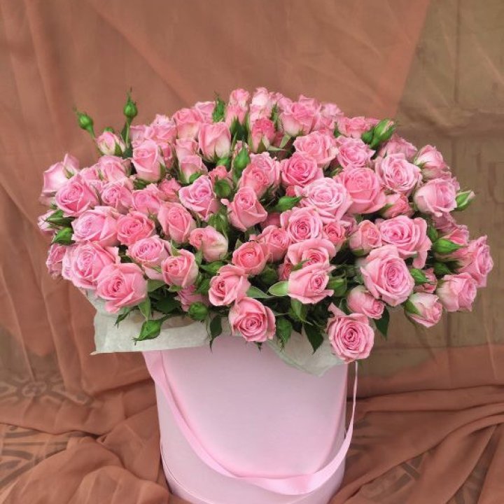 Кустовые розы в коробке в Тольятти