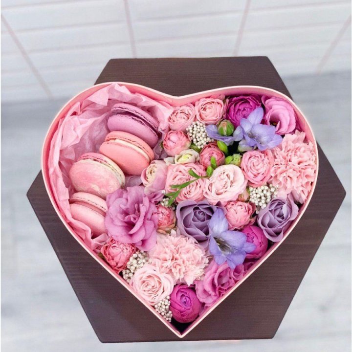 Бокс-сердце с макаронс  в Тольятти