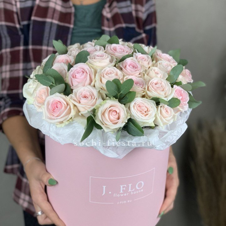 35 розовых роз в цилиндре в Тольятти