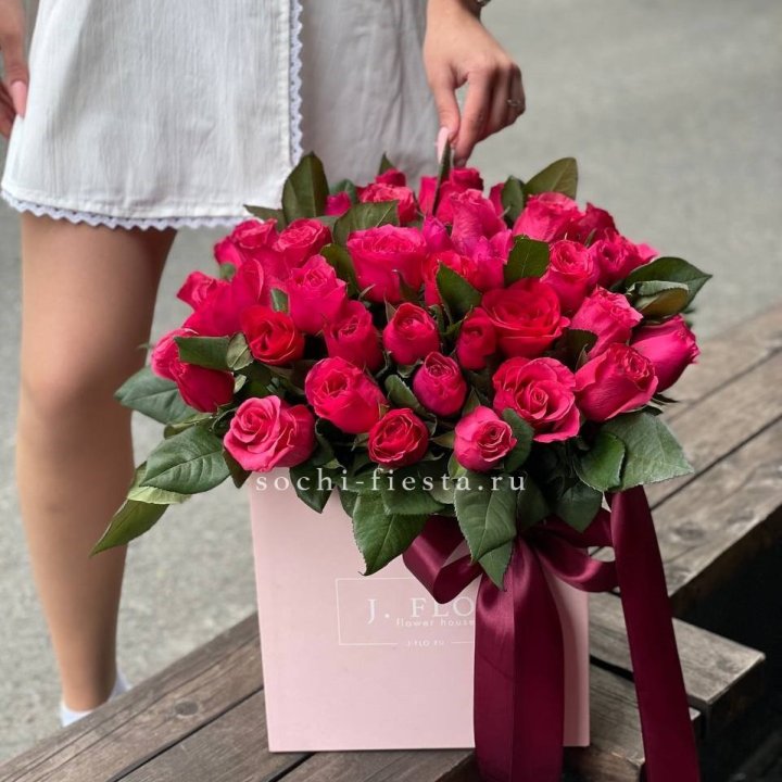 55 алых роз в кубе в Тольятти