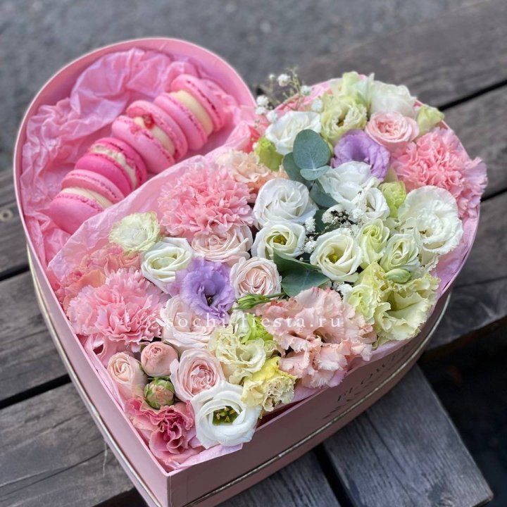 Бокс-сердце с макарон "Пинк" в Тольятти