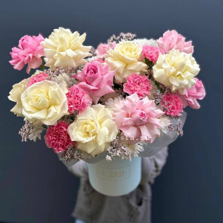 Коробка французских роз и диантусов "Бони" в Тольятти