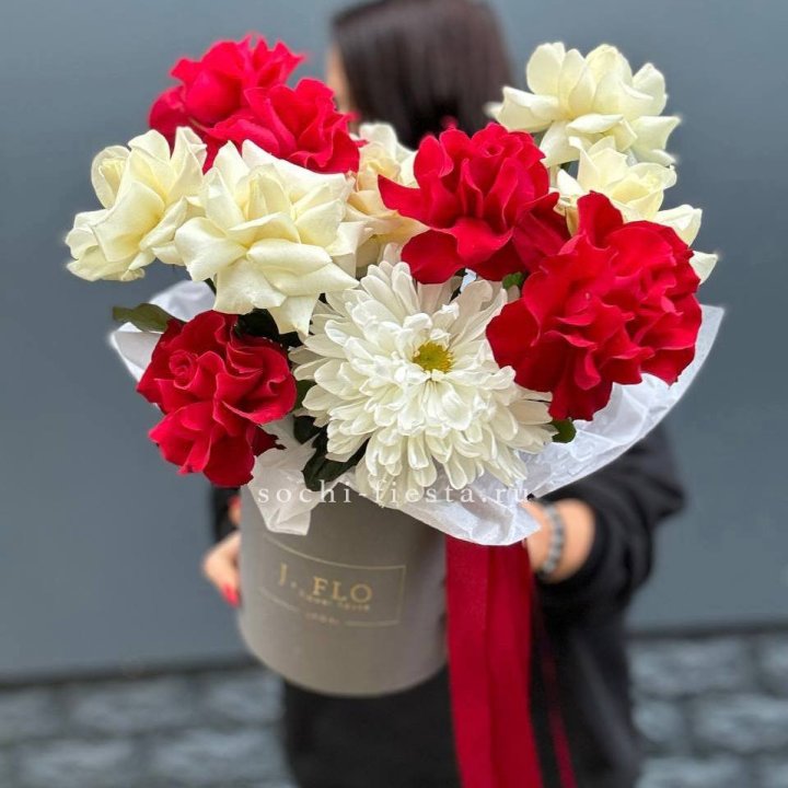 Французские розы с хризантемой в боксе в Тольятти