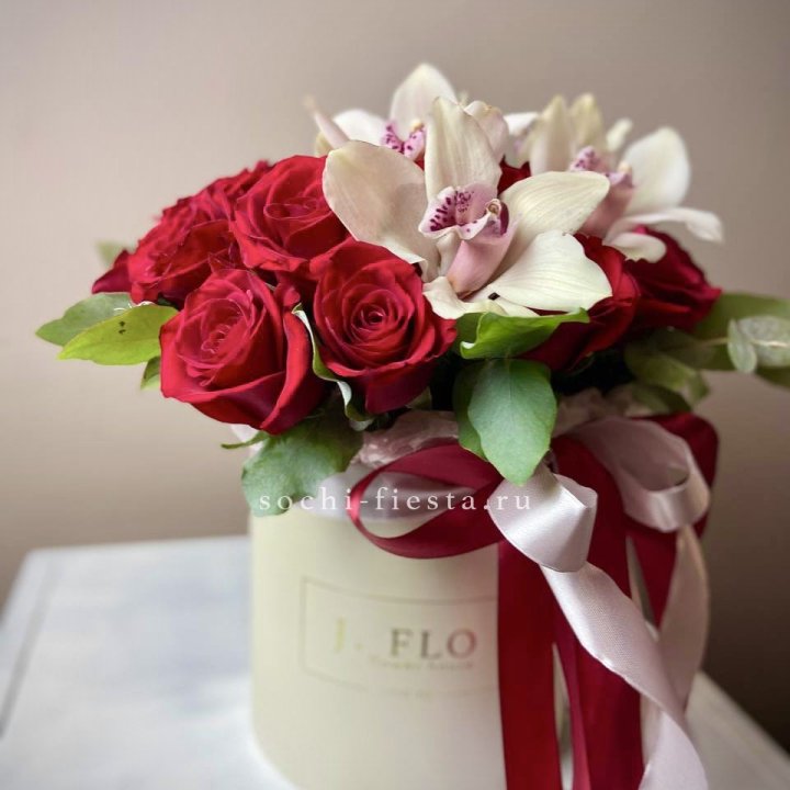 Розы и орхидеи в боксе в Тольятти