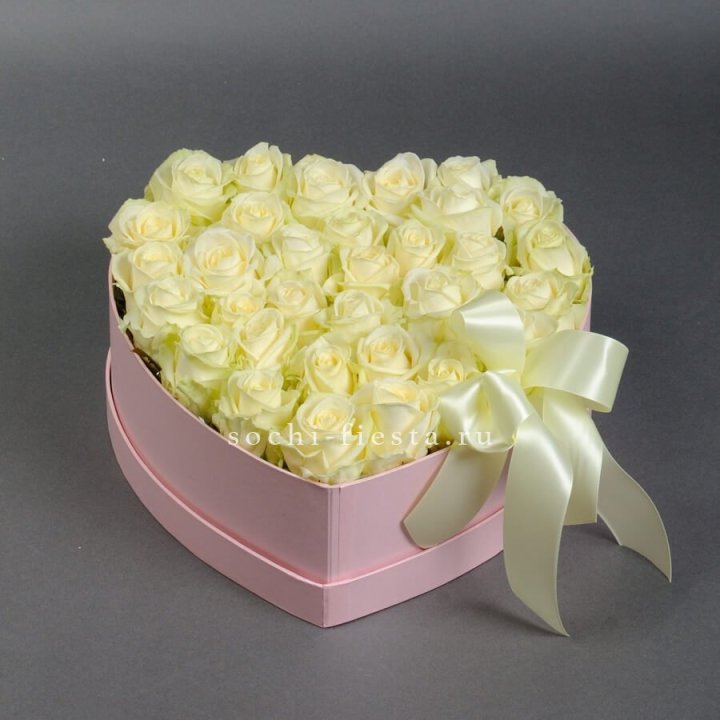 35 белых роз в коробке "Сердце" в Тольятти