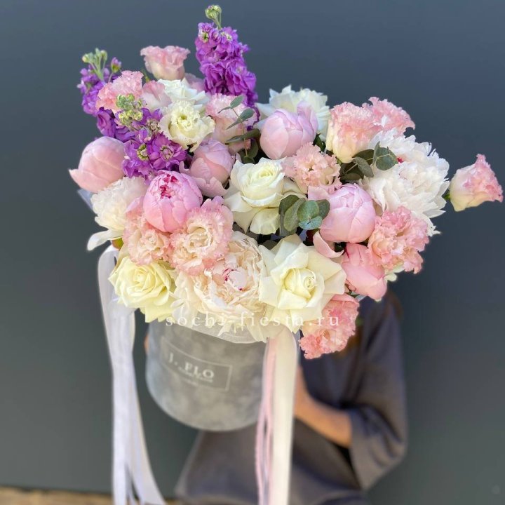 Дизайнерский цилиндр с пионами "Ривьера" в Тольятти