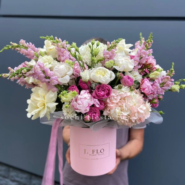 Дизайнерский цилиндр с пионами "Саманта" в Тольятти