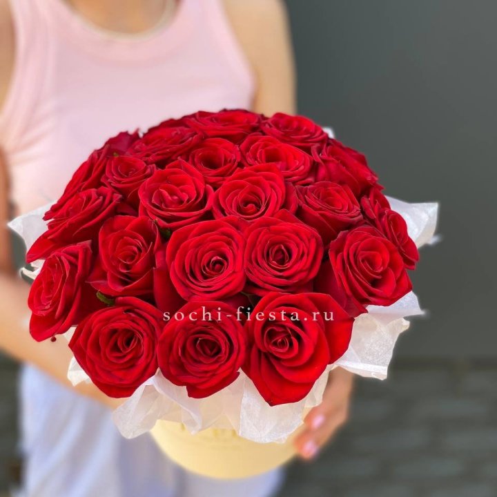 Красные розы в цилиндре в Тольятти
