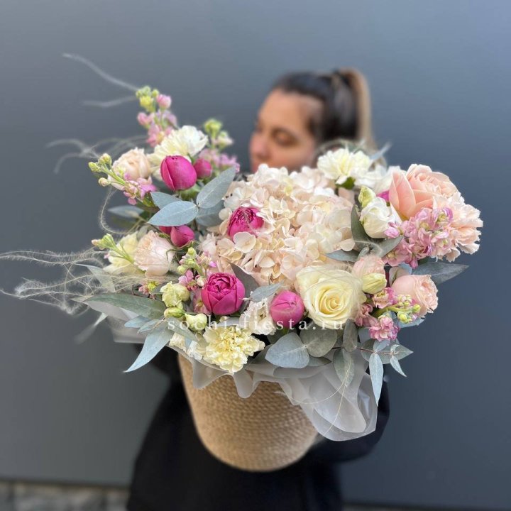 Цветочная композиция в джутовом боксе  в Тольятти