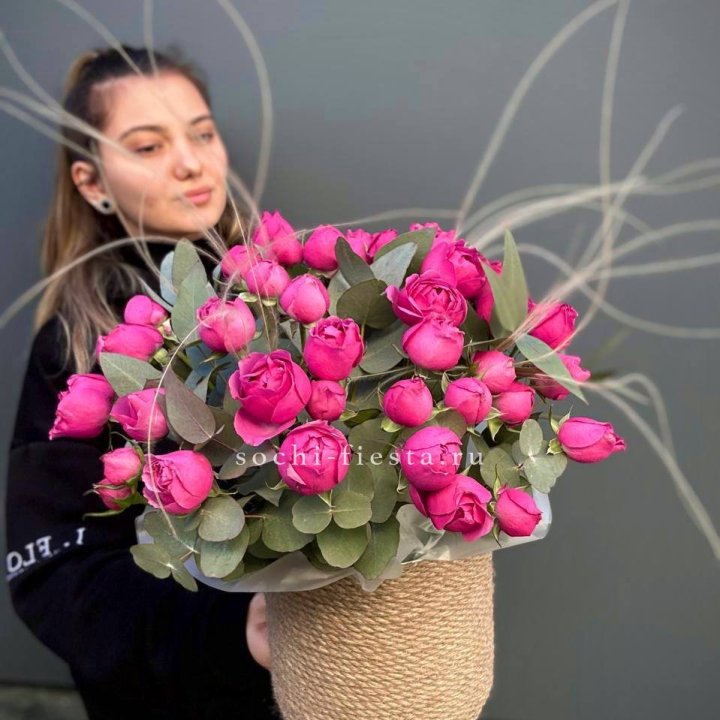 Пионовидные розы Мисти Бабблс в джутовом кашпо в Тольятти