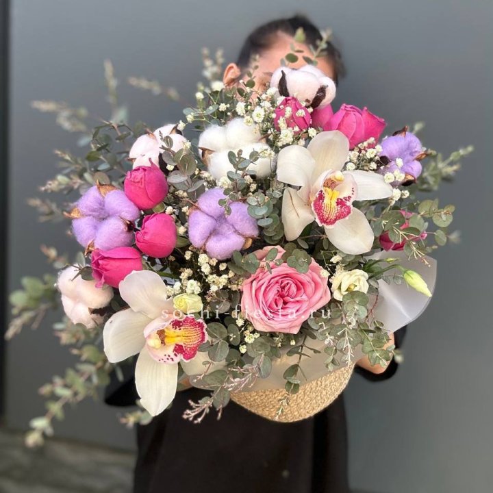 Орхидея и розы в джутовом кашпо в Тольятти