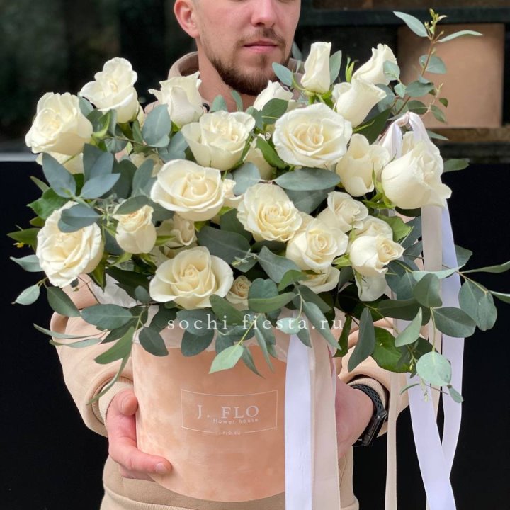 41 белая роз в бархатном боксе в Тольятти