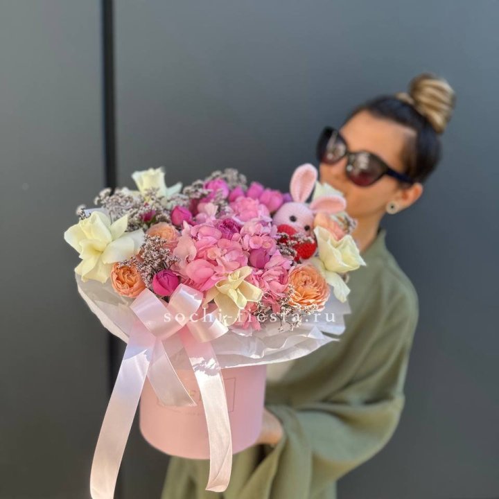 Дизайнерский цилиндр с игрушкой "Лола" в Тольятти