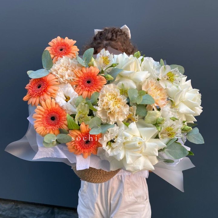 Розы и герберы в джутовом кашпо "Георгино" в Тольятти