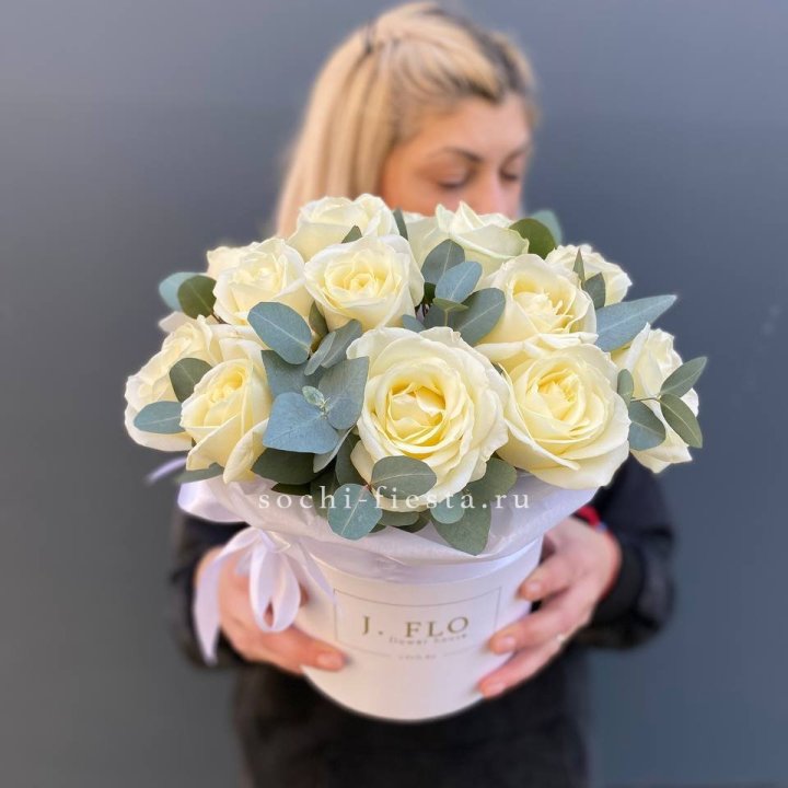 15 белых роз в боксе в Тольятти