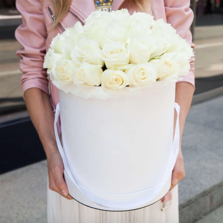 35 белых роз в цилиндре в Тольятти