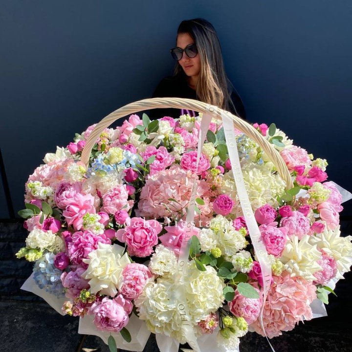 Цветочная корзина из пионов и пионовидных роз "Перфекте" в Тольятти