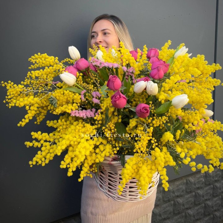 Цветочная корзина с мимозой "Спринг" в Тольятти