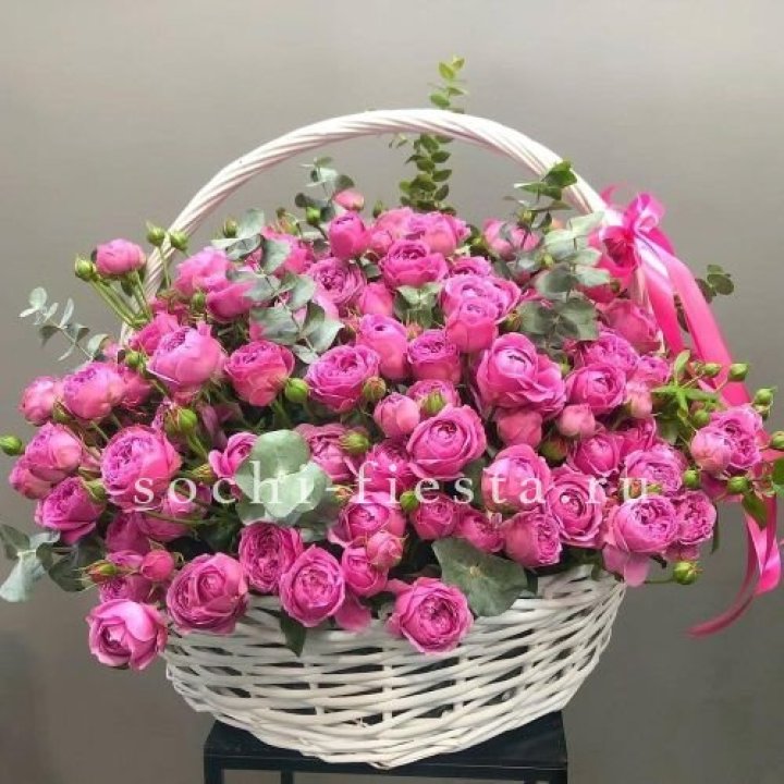 65 пионовидных кустовых роз в корзине в Тольятти