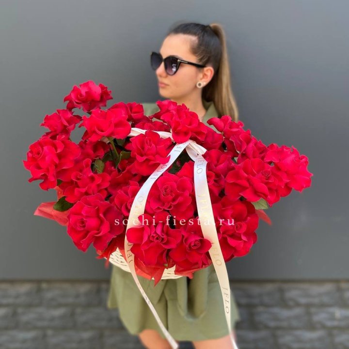 Красные французские розы в корзине в Тольятти