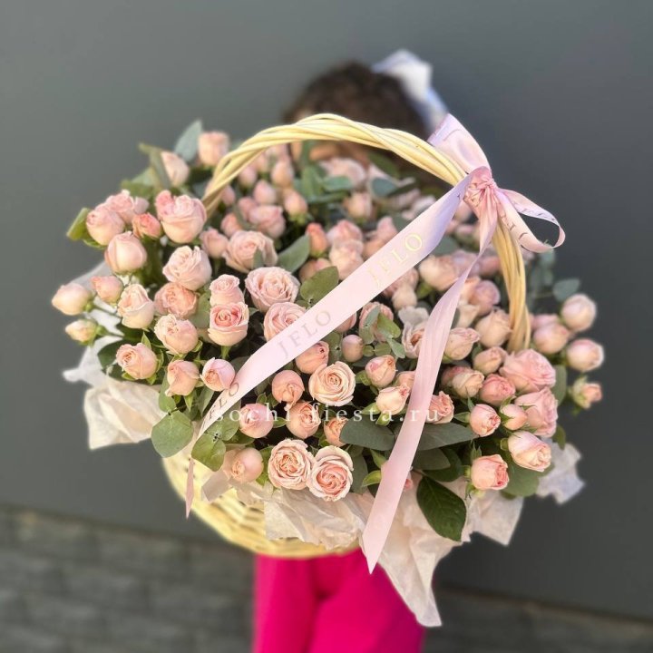 Корзина кустовых пионовидных роз в Тольятти