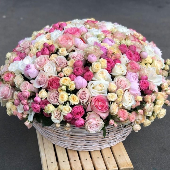 Цветочная корзина из пионов и пионовидных роз "Юниверсити" в Тольятти