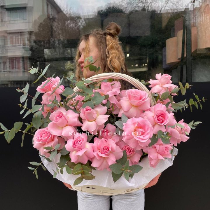 25 роз в цветочной корзине  в Тольятти