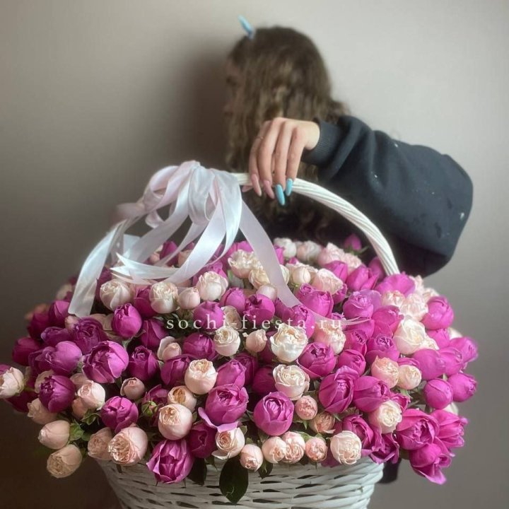 Премиум корзина пионовидных кустовых роз в Тольятти