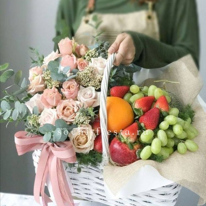 Фруктовая корзина c цветами в Тольятти