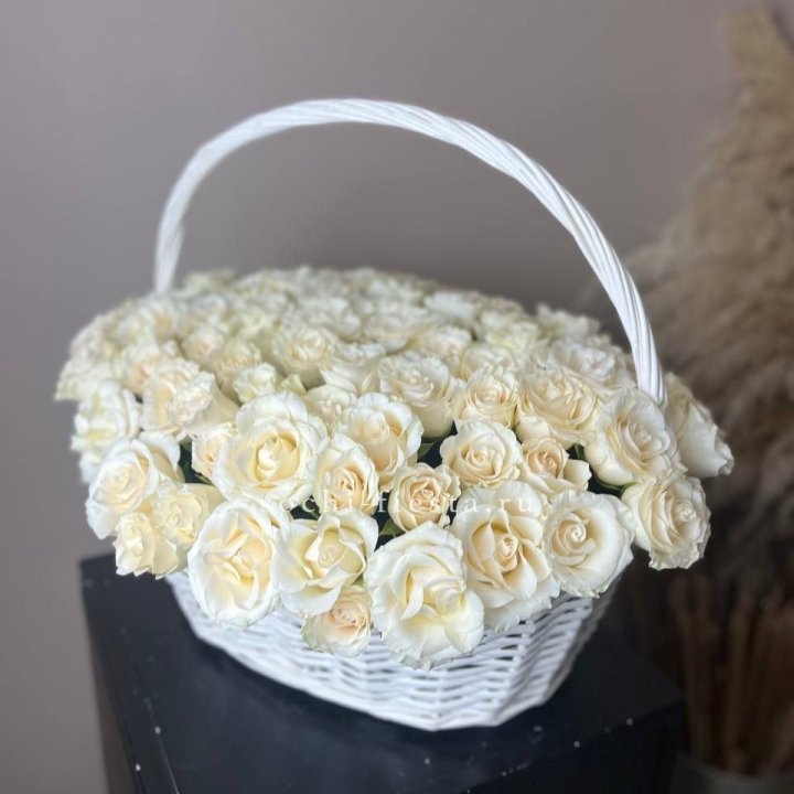 101 белая роза в корзине в Тольятти