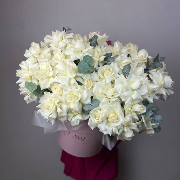 37 белых роз в боксе в Тольятти