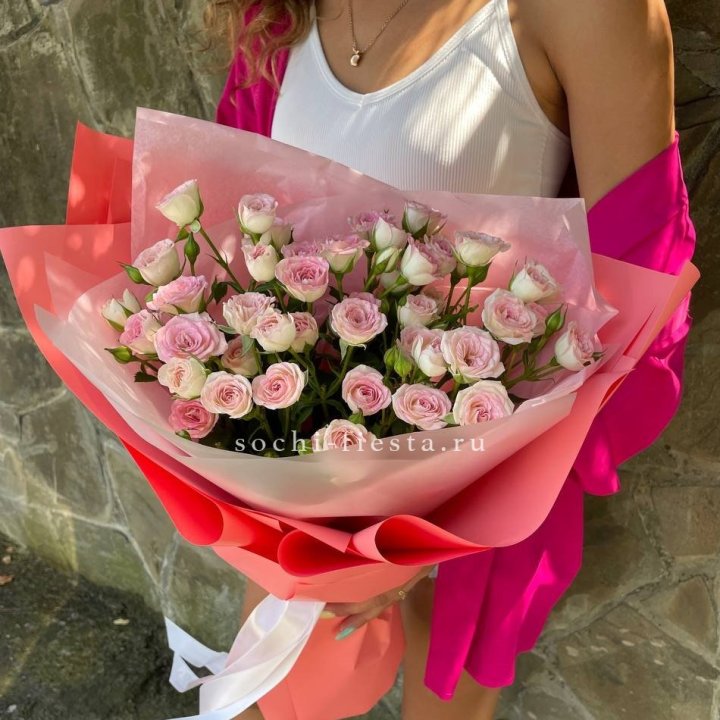 Розовые кустовые розы в Тольятти