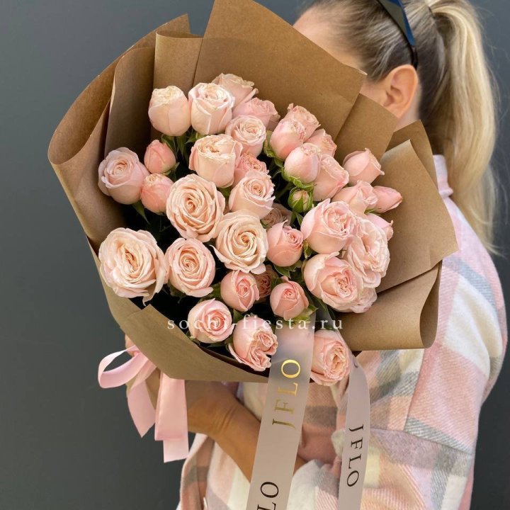 Кустовые розы Бомбастик в крафте в Тольятти