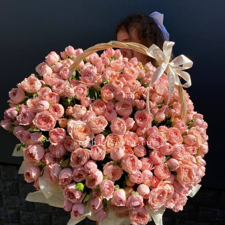 Корзина из пионовидных роз в Тольятти