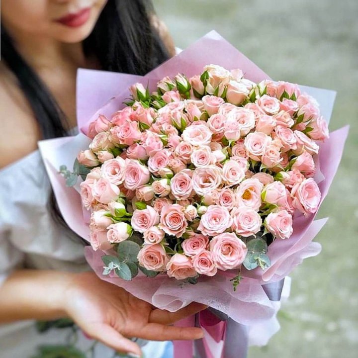 Кустовые розы с эвкалиптом в Тольятти