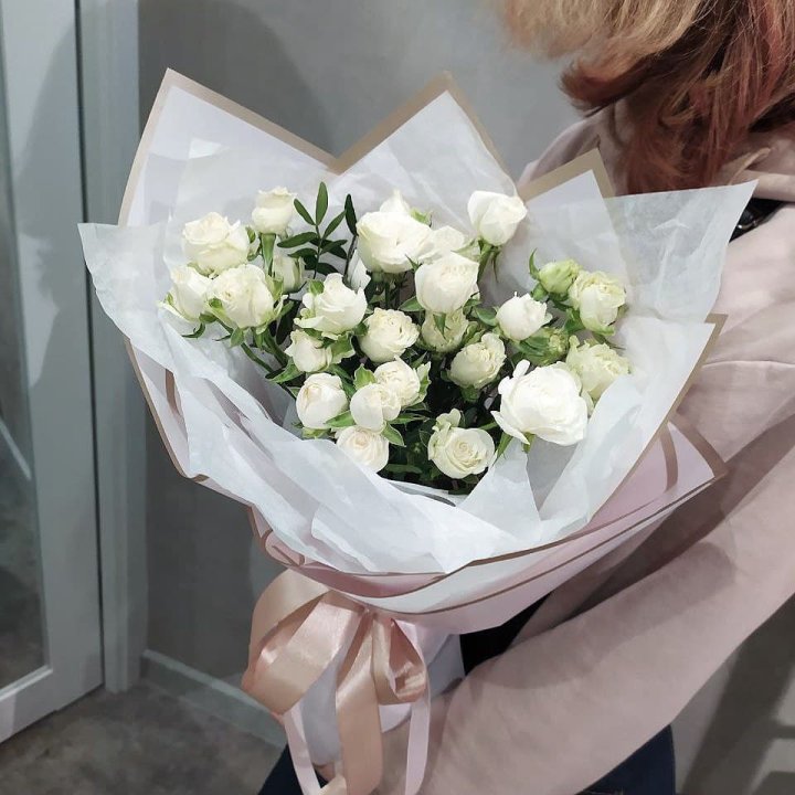 Белоснежные кустовые розы в Тольятти