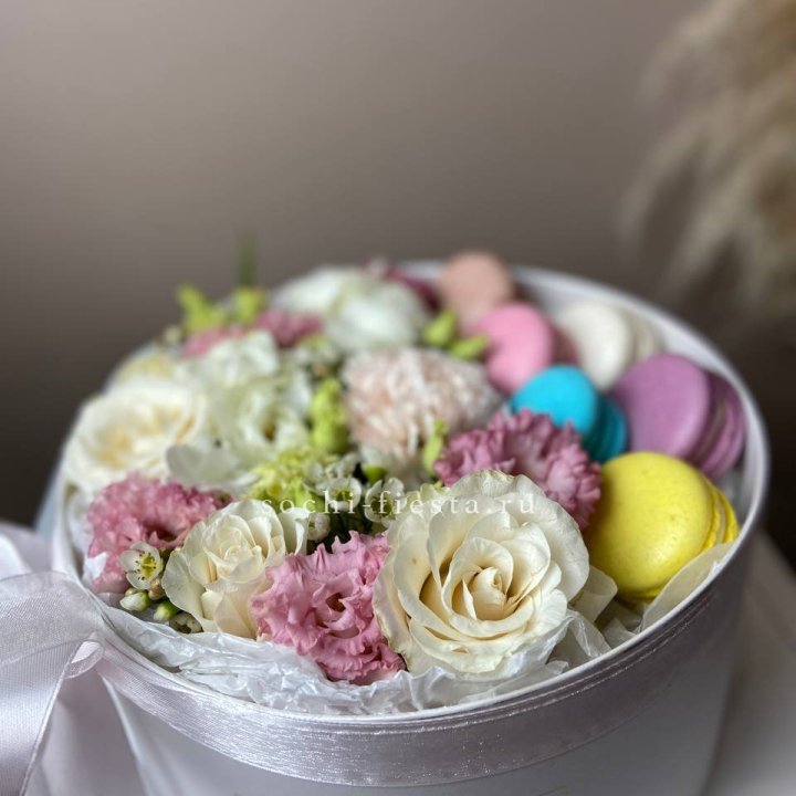 Цветы в цилиндре с макаронс "Прованс" в Тольятти