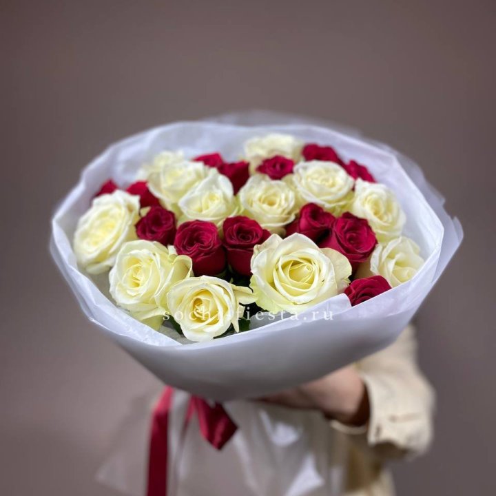 Букет их красных и белых 25 роз в Тольятти