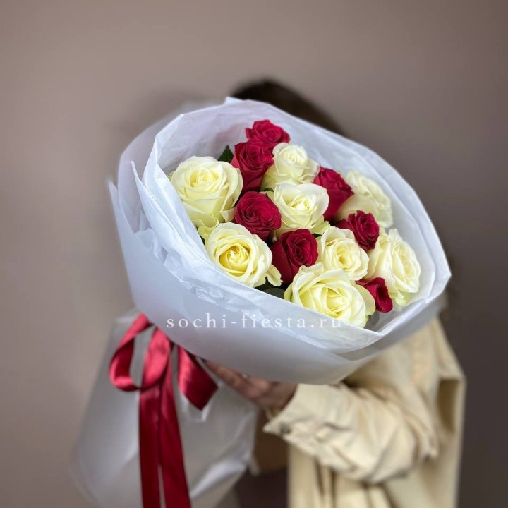 Букет из красных белых 15 роз в Тольятти