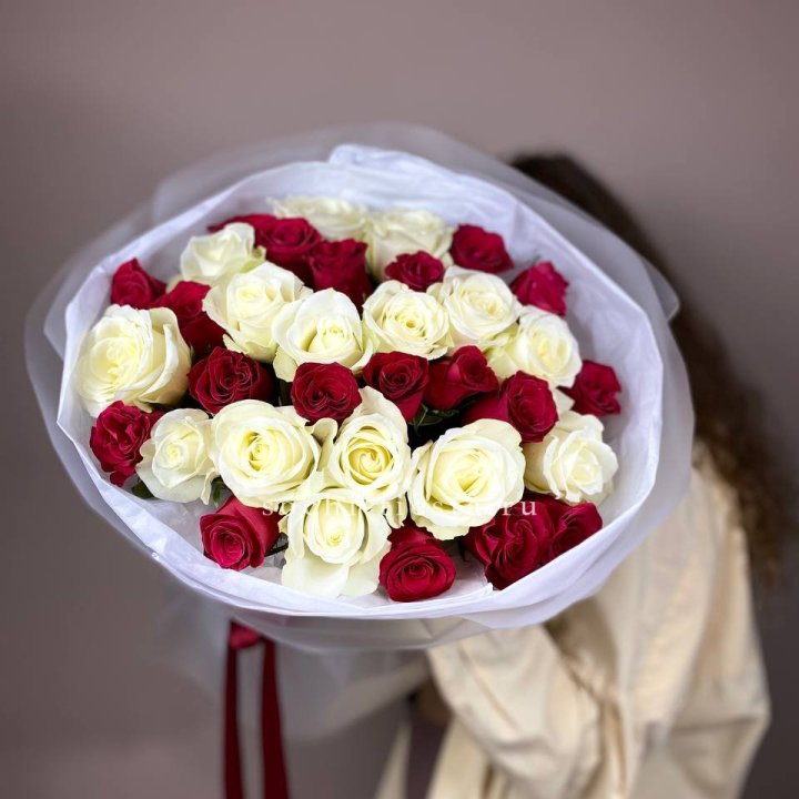 Букет из красных белых 35 роз в Тольятти