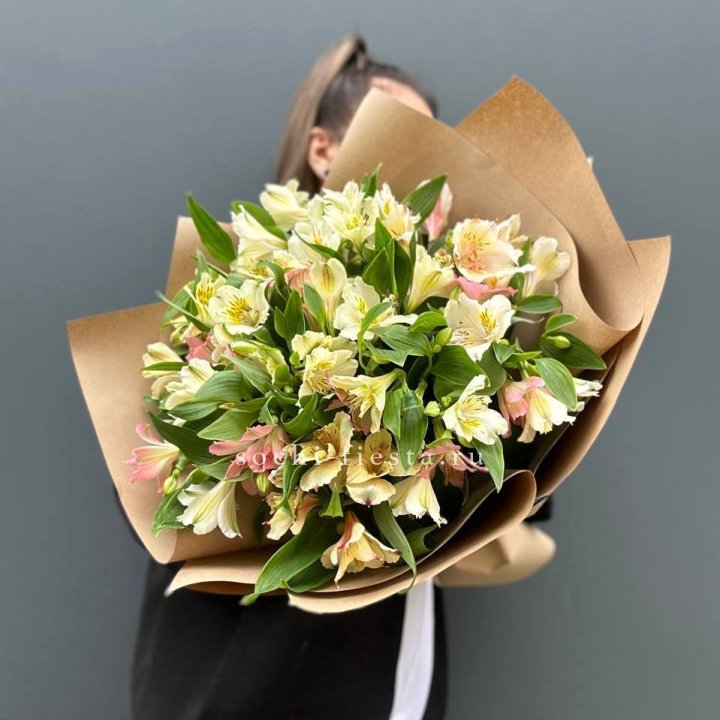 Букет альстромерий в крафте в Тольятти