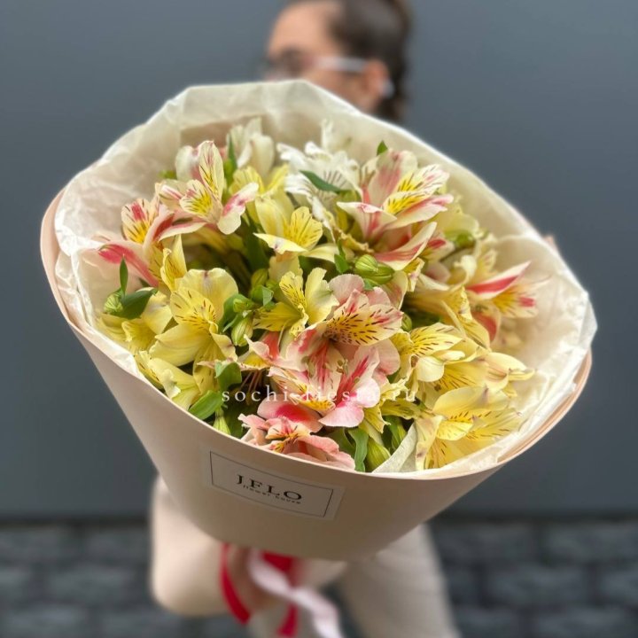 Альстромерии в нежном оформлении в Тольятти