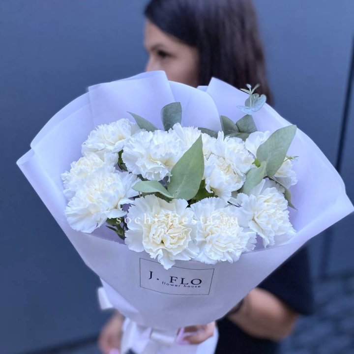 Букет белых диантусов с эвкалиптом в Тольятти