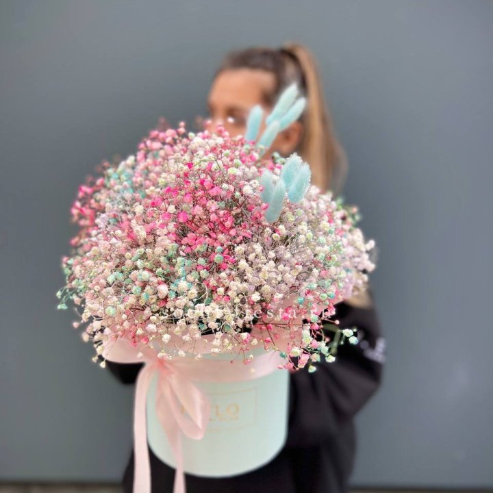 9 Радужных гипсофилы в шляпной коробке в Тольятти