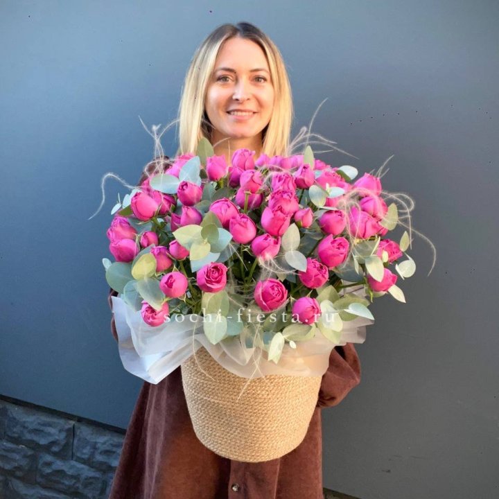 Пионовидные розы  в джутовом кашпо  в Тольятти