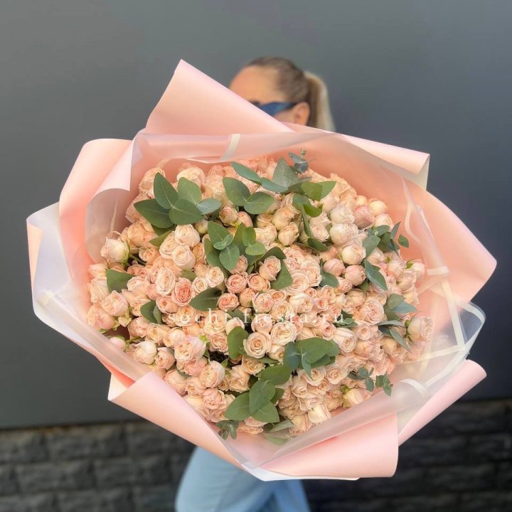 101 кустовая роза с эвкалиптом в Тольятти