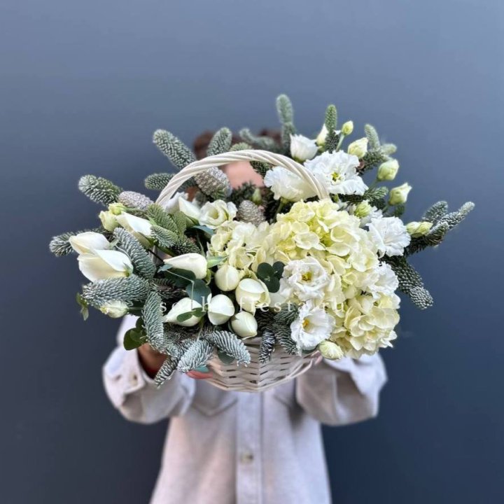 Новогодняя корзина с цветами в Тольятти